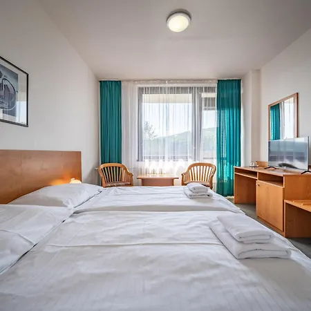 Adamantino Hotell 3*