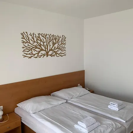 Adamantino Hotell 3*
