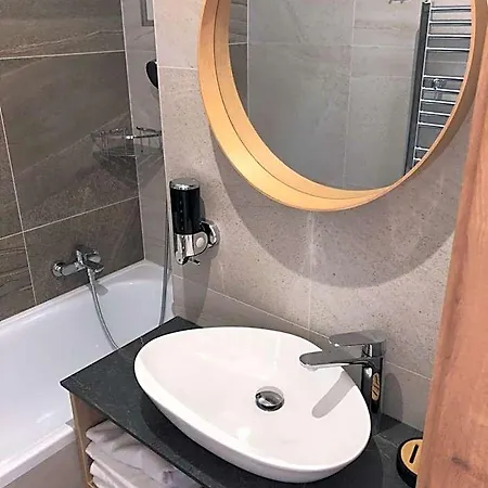 Hotel Adamantino 3*