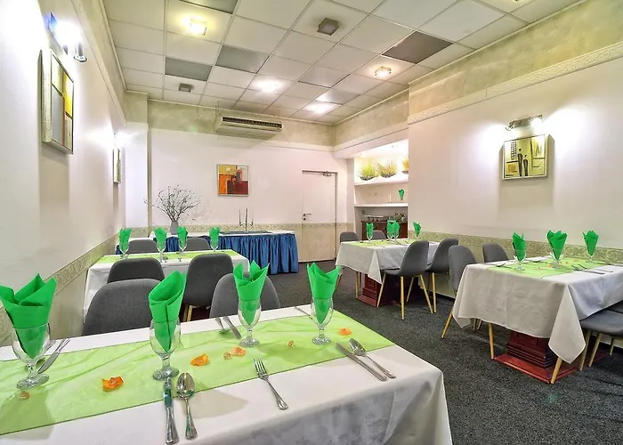 Adamantino Hotell 3*